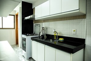 ジュニア アパートメント バルコニー パーシャルシービュー | 専用キッチン | 大型冷蔵庫、電子レンジ、オーブン、調理器具と食器