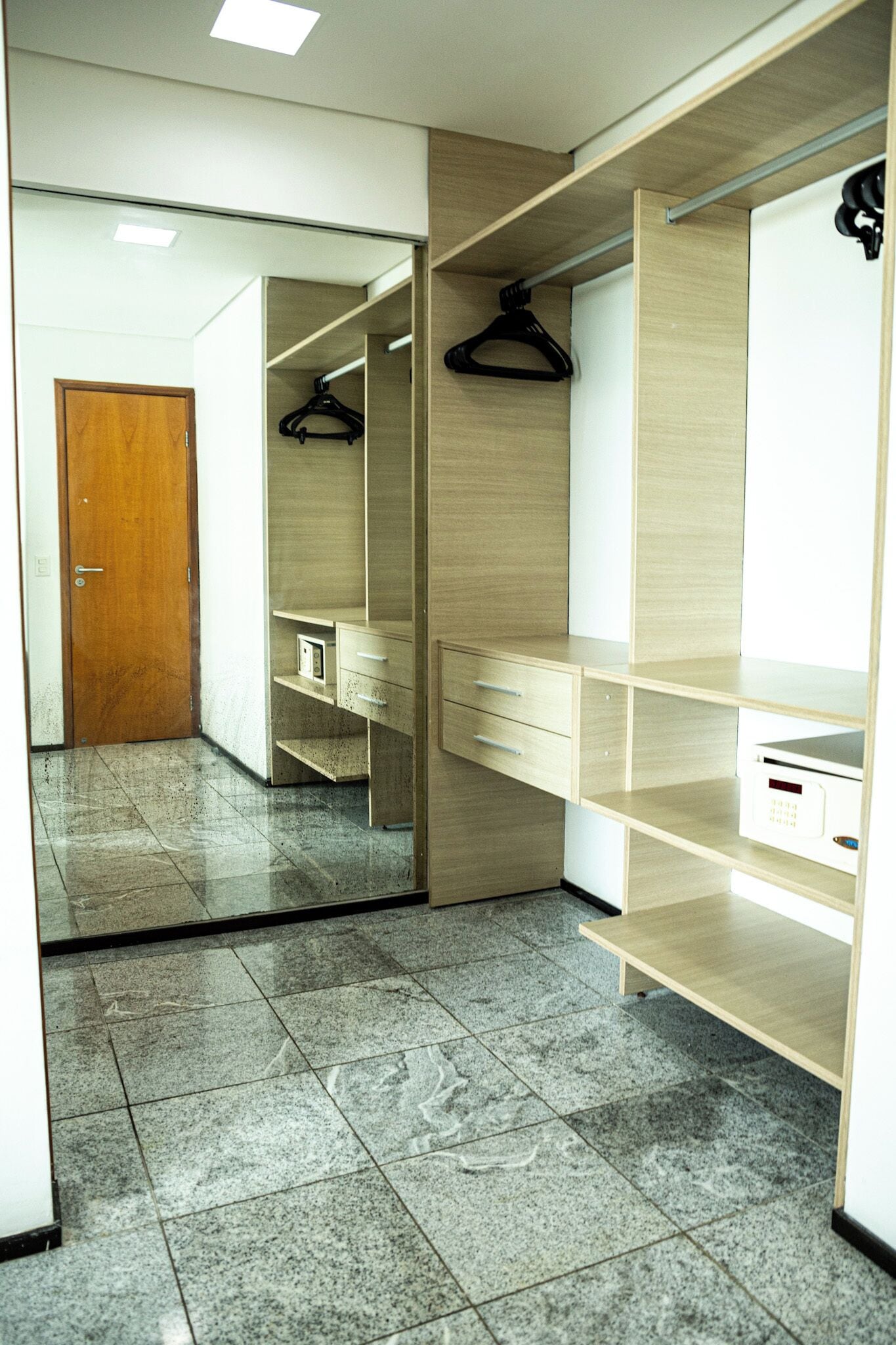 Departamento junior, balcón, vista parcial al mar | Caja de seguridad en la habitación, escritorio y cortinas blackout 