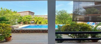 Cozy 1-bedroom apartment in welcoming El Yaque with AC