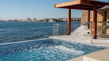 Piscine extérieure, parasols de plage, chaises longues
