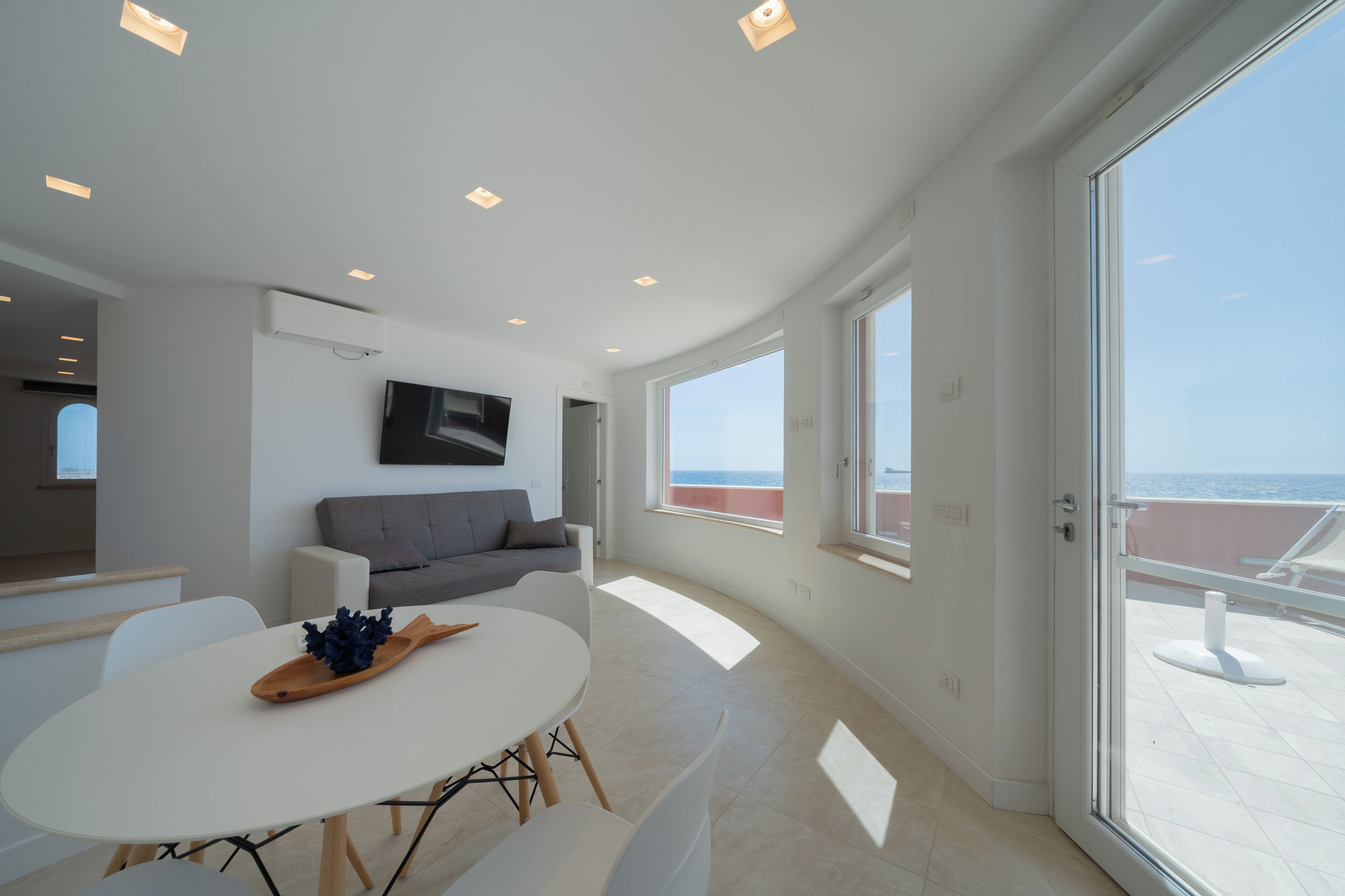 Loftsleilighet – signature, sjøutsikt | Oppholdsområde | En 50-tommers plasma-TV med Parabol-TV