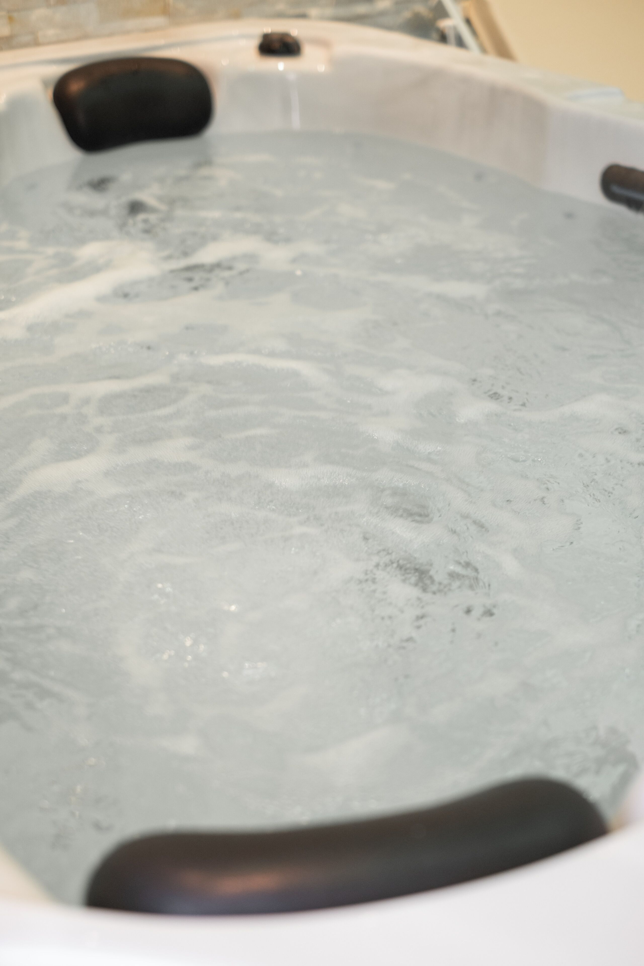Una vasca idromassaggio con seduta nera e interno bianco.