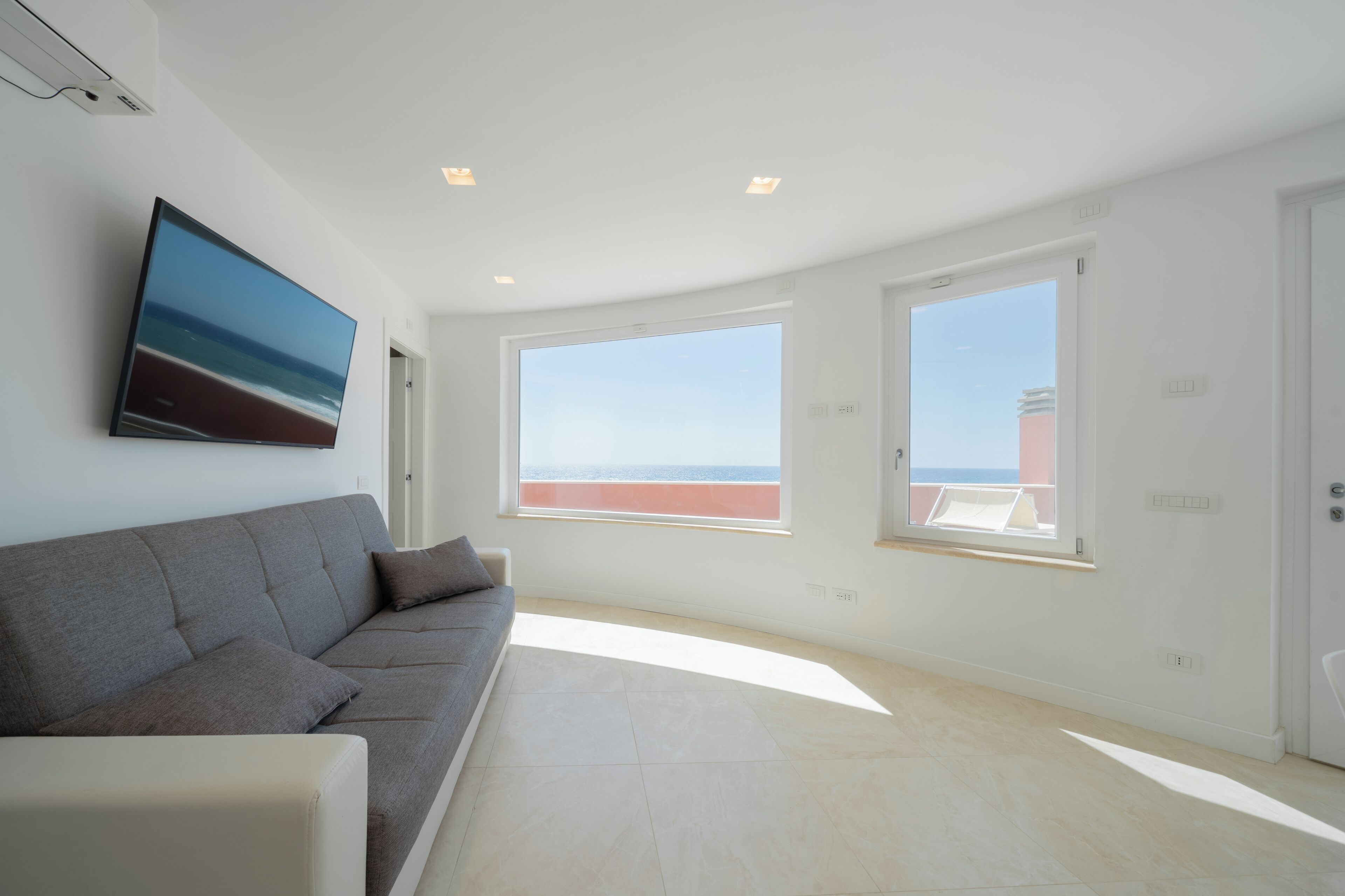 Loftsleilighet – signature, sjøutsikt | Oppholdsområde | En 50-tommers plasma-TV med Parabol-TV