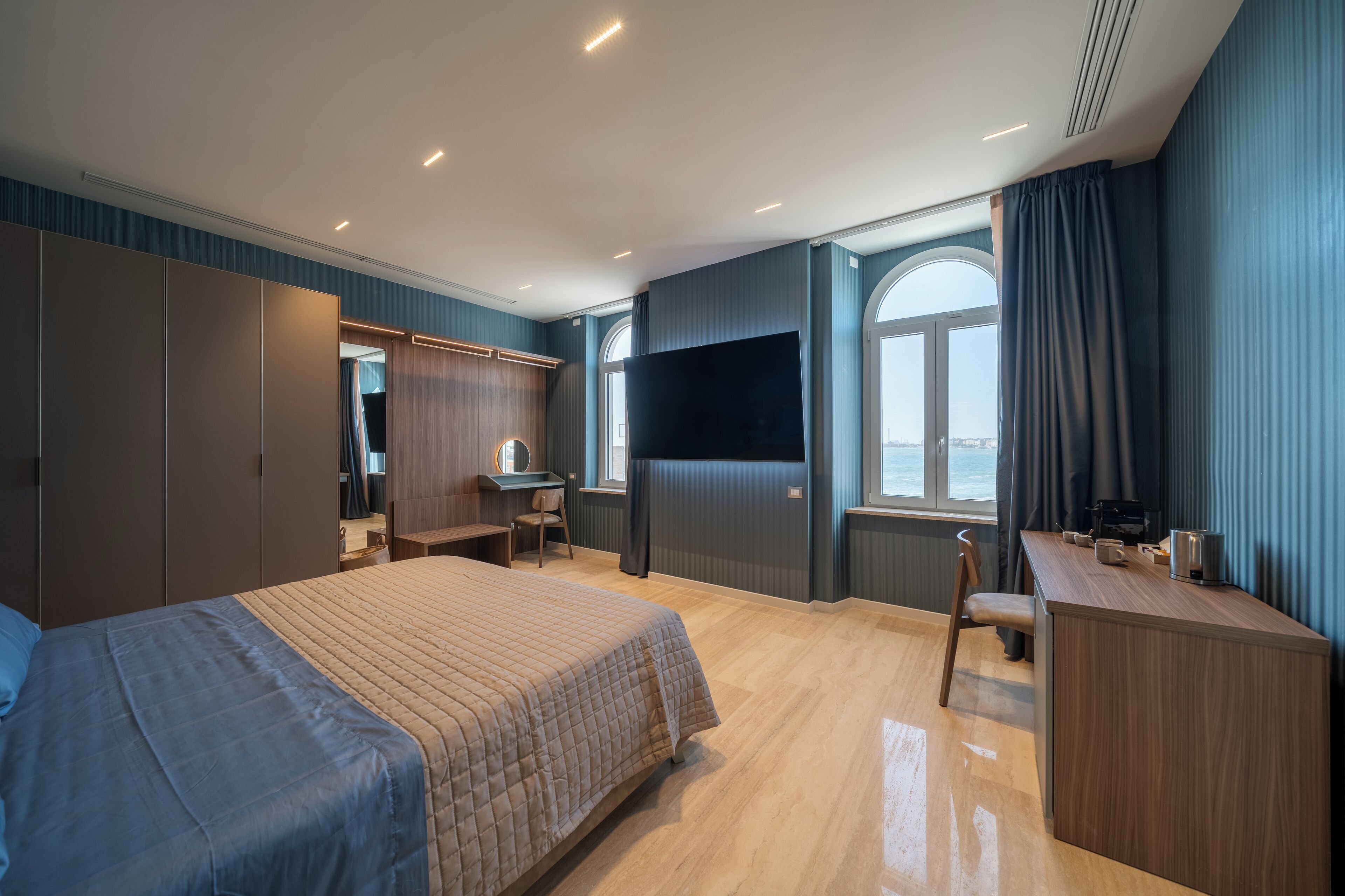 Standard-Suite, Meerblick | Kostenlose Minibar, Zimmersafe, Verdunkelungsvorhänge