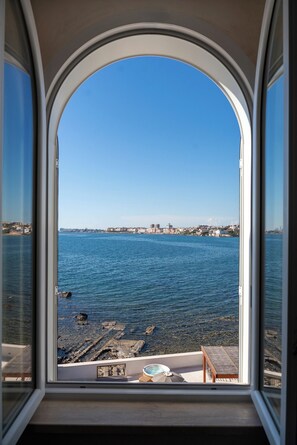 Suite estándar, vistas al mar | Ropa de cama de alta calidad, edredones de plumas, minibar y caja fuerte