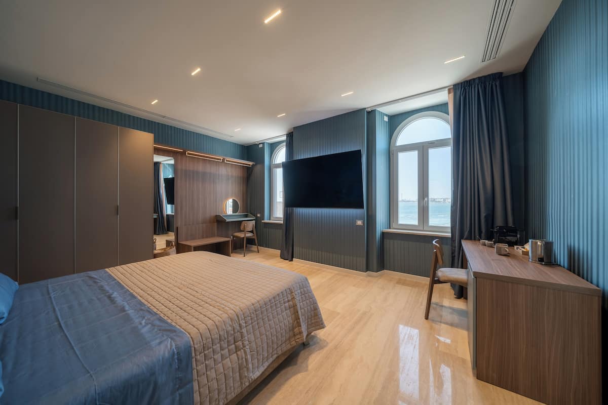 Suite Standard, vue mer | Coffres-forts dans les chambres, rideaux occultants, Wi-Fi gratuit