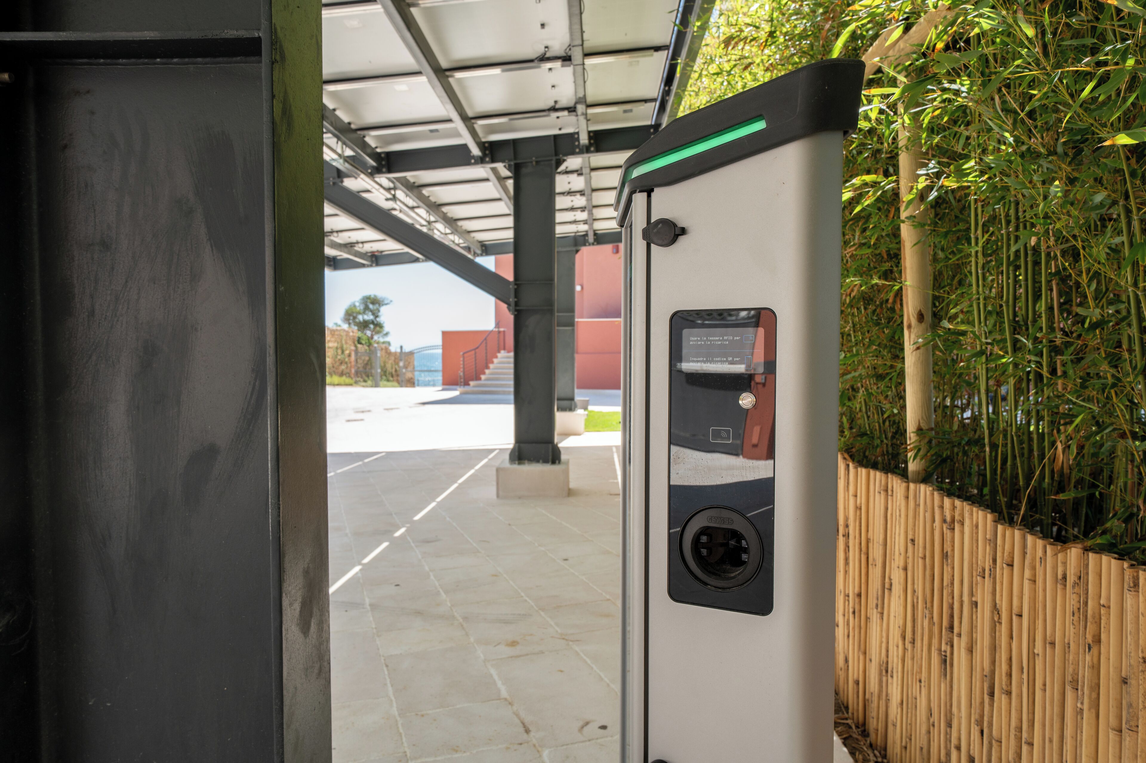 Borne de recharge pour véhicule électrique