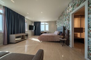 Minibar con artículos gratuitos y caja de seguridad en la habitación 