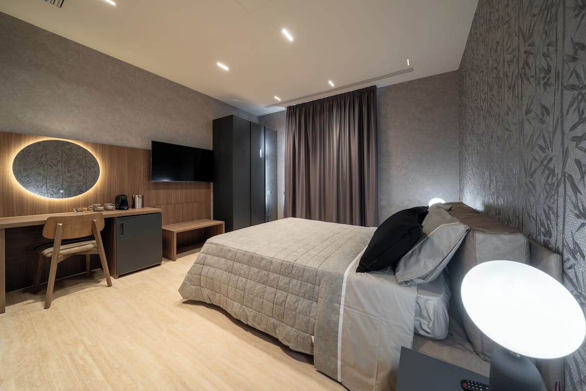 Habitación doble Deluxe | Artículos del minibar gratis y caja de seguridad en la habitación