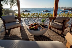 Bar junto a la piscina