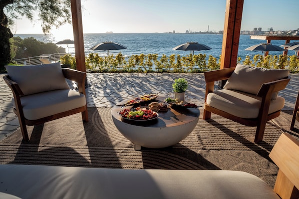 Bar en bord de piscine