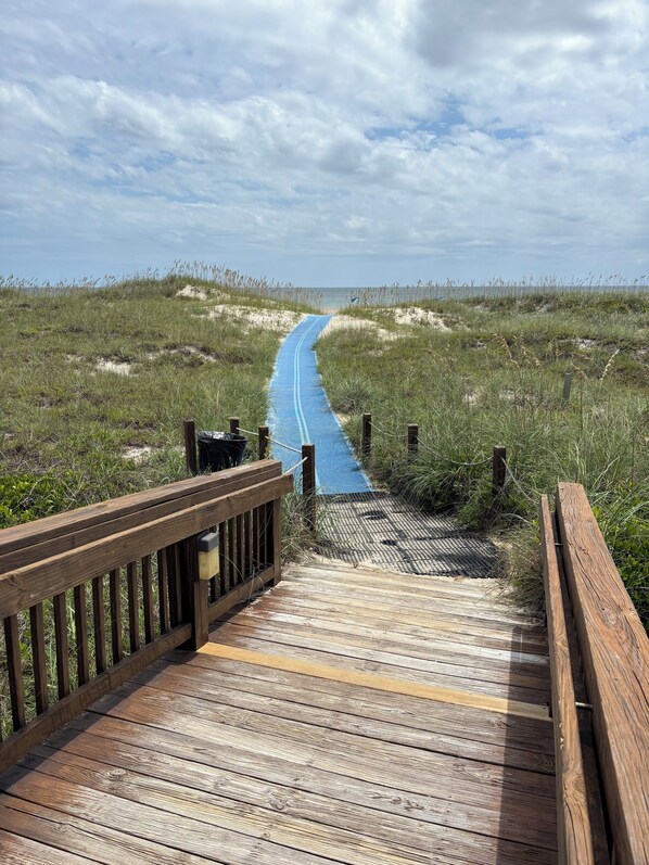 Property grounds - Charming 3-bedroom condo private beach access, 2 pools with fitness room and AC (Atlantic Beach)