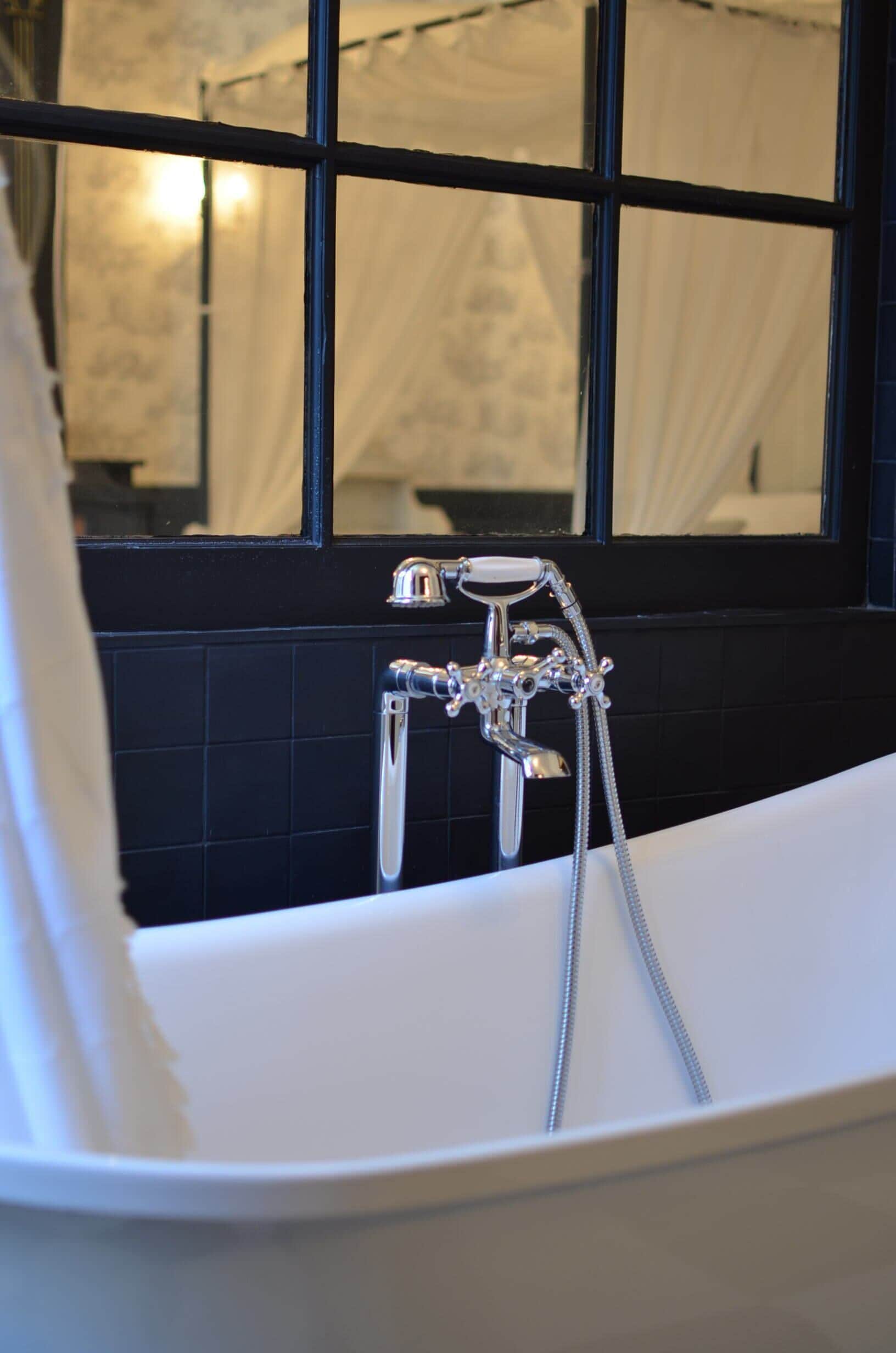 Ropa de cama de alta calidad, colchones con pillow-top y minibar 