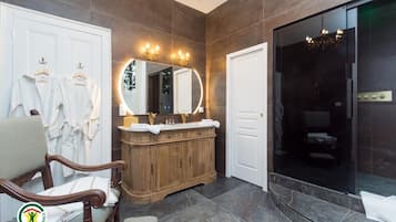 Deluxe Double Room, Courtyard View | Bathroom