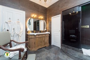 Habitación Deluxe doble, vistas al patio | Baño | Artículos de higiene personal gratuitos, secador de pelo y albornoces