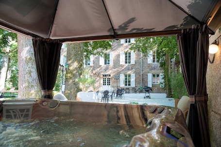 Una bañera de hidromasaje, masajes. Château de la Rochetière