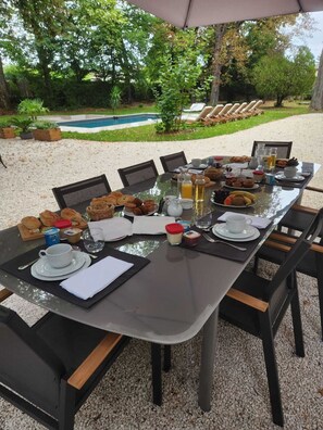 Free daily continental breakfast