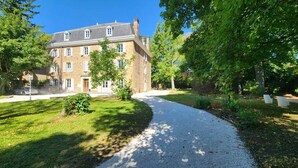 Front of property - Château de la Rochetière (Marcilloles)
