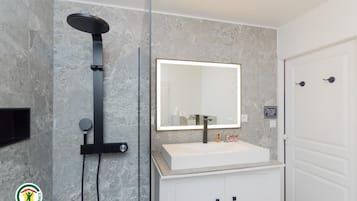 Habitación cuádruple Deluxe, 2 camas de matrimonio, no fumadores, vistas a la piscina | Baño | Artículos de higiene personal gratuitos, secador de pelo y albornoces