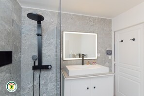 Deluxe Quadruple Room, 2 Queen Beds, Non Smoking, Pool View | Bathroom | Free toiletries, hair dryer, bathrobes, slippers - Château de la Rochetière (Marcilloles)