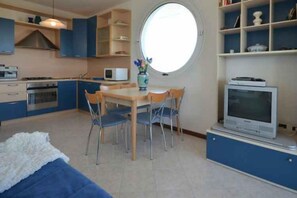 Geladeira, micro-ondas, cooktop, cafeteira/chaleira