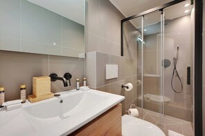 Apartment | Bathroom | Hair dryer, towels, shampoo