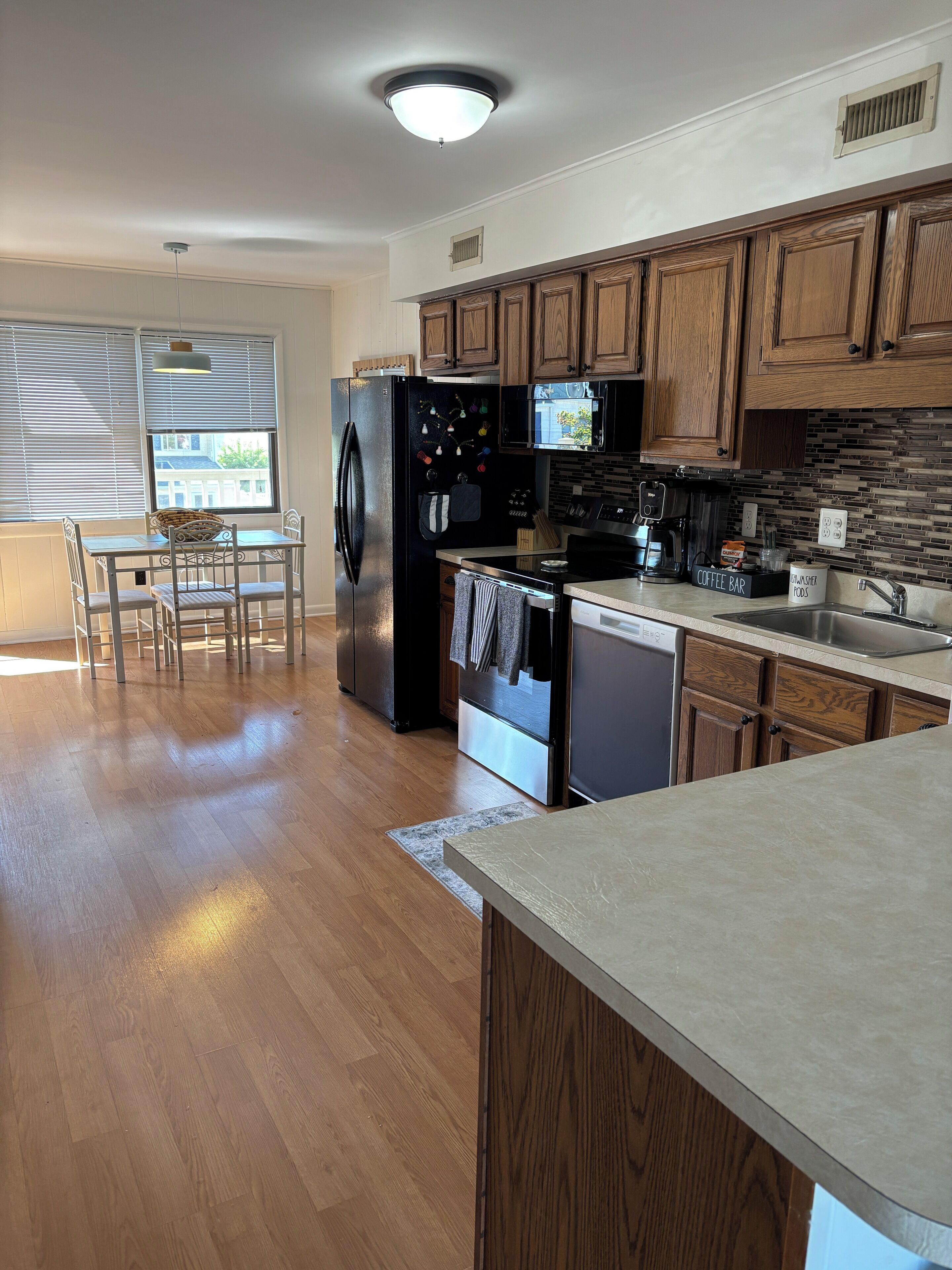 Een microgolfoven, een oven, een vaatwasser