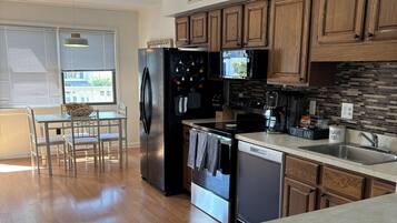 Een microgolfoven, een oven, een vaatwasser