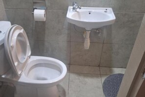 Doccia, bidet, asciugamani, sapone