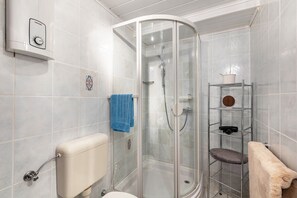 Ducha, secador de pelo y toallas