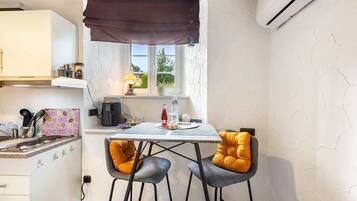 Kühlschrank, Mikrowelle, Herdplatte, Wasserkocher mit Kaffee-/Teezubehör