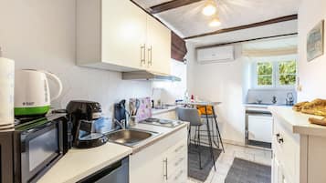 Kühlschrank, Mikrowelle, Herdplatte, Wasserkocher mit Kaffee-/Teezubehör