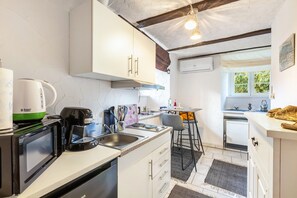 Kühlschrank, Mikrowelle, Herdplatte, Wasserkocher mit Kaffee-/Teezubehör