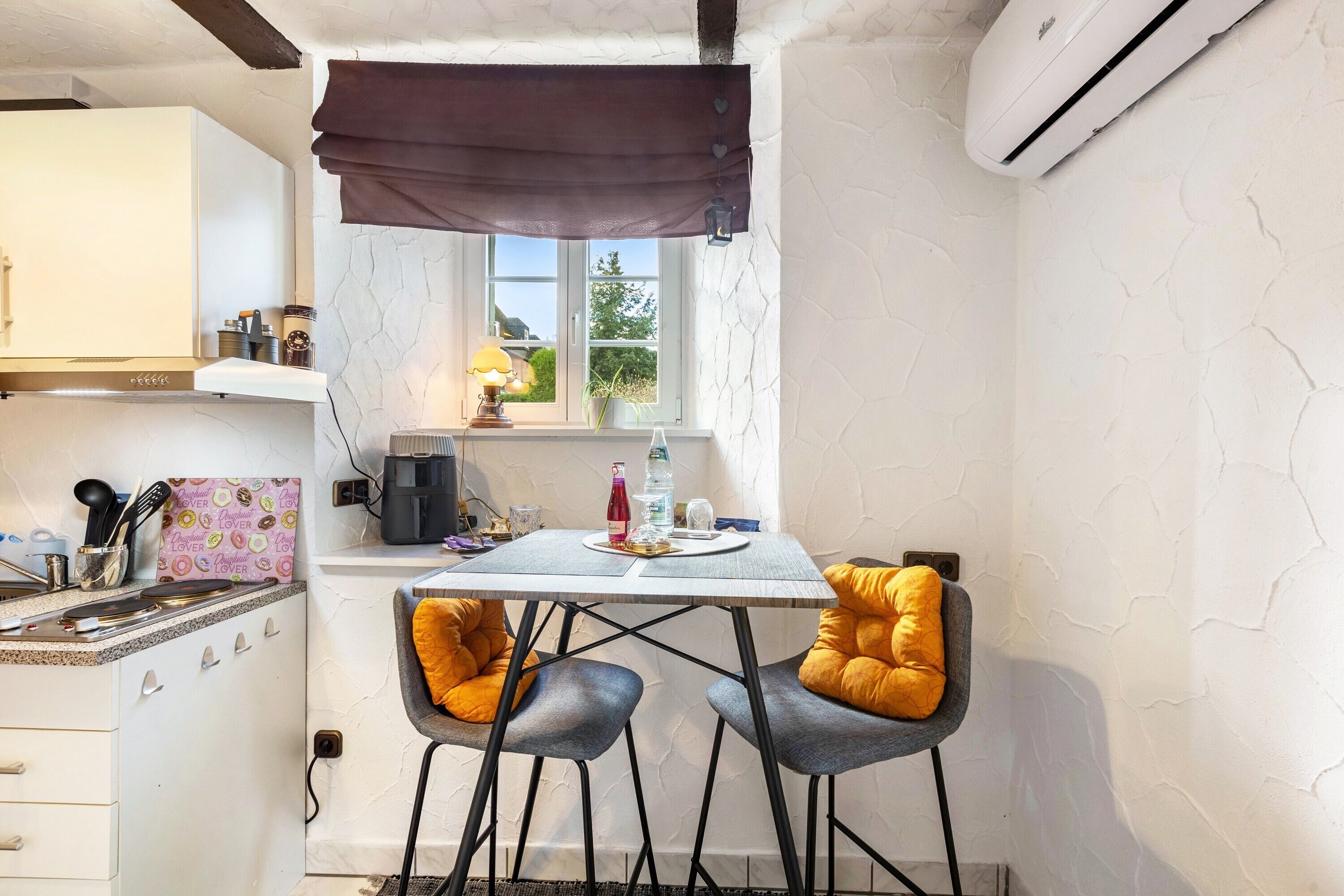 Kühlschrank, Mikrowelle, Herdplatte, Wasserkocher mit Kaffee-/Teezubehör