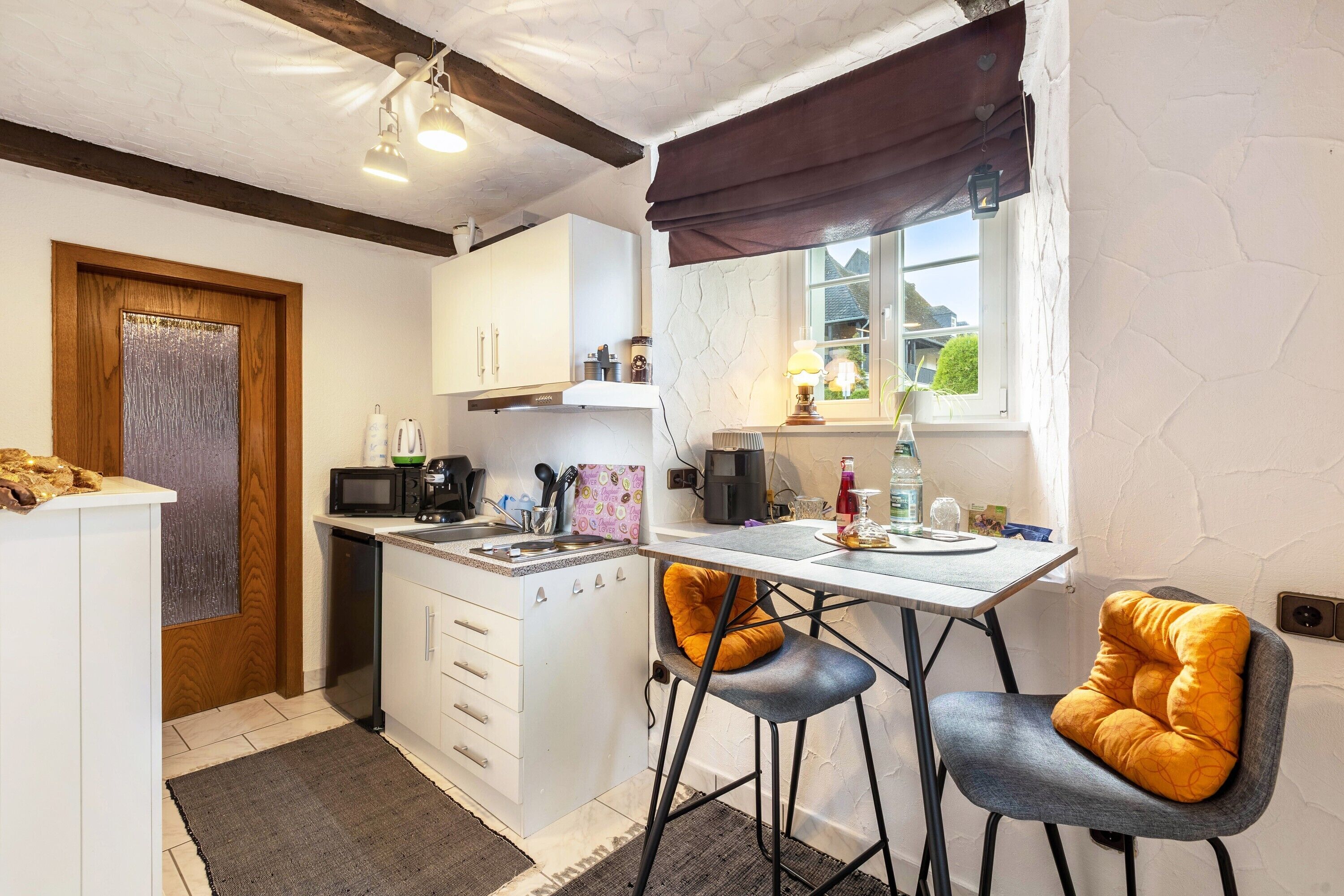 Kühlschrank, Mikrowelle, Herdplatte, Wasserkocher mit Kaffee-/Teezubehör