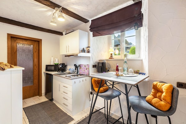 Een koelkast, een magnetron, een kookplaat