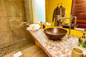 Habitación doble superior, patio, vista al jardín | Baño | Amenidades de baño gratuitas, secadora de cabello, pantuflas, toallas 