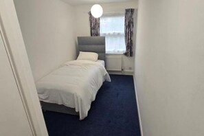1 bedroom, iron/ironing board, WiFi - Stylish Triple Room with Shower (Leeds)