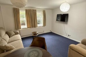 Living area - Stylish Triple Room with Shower (Leeds)