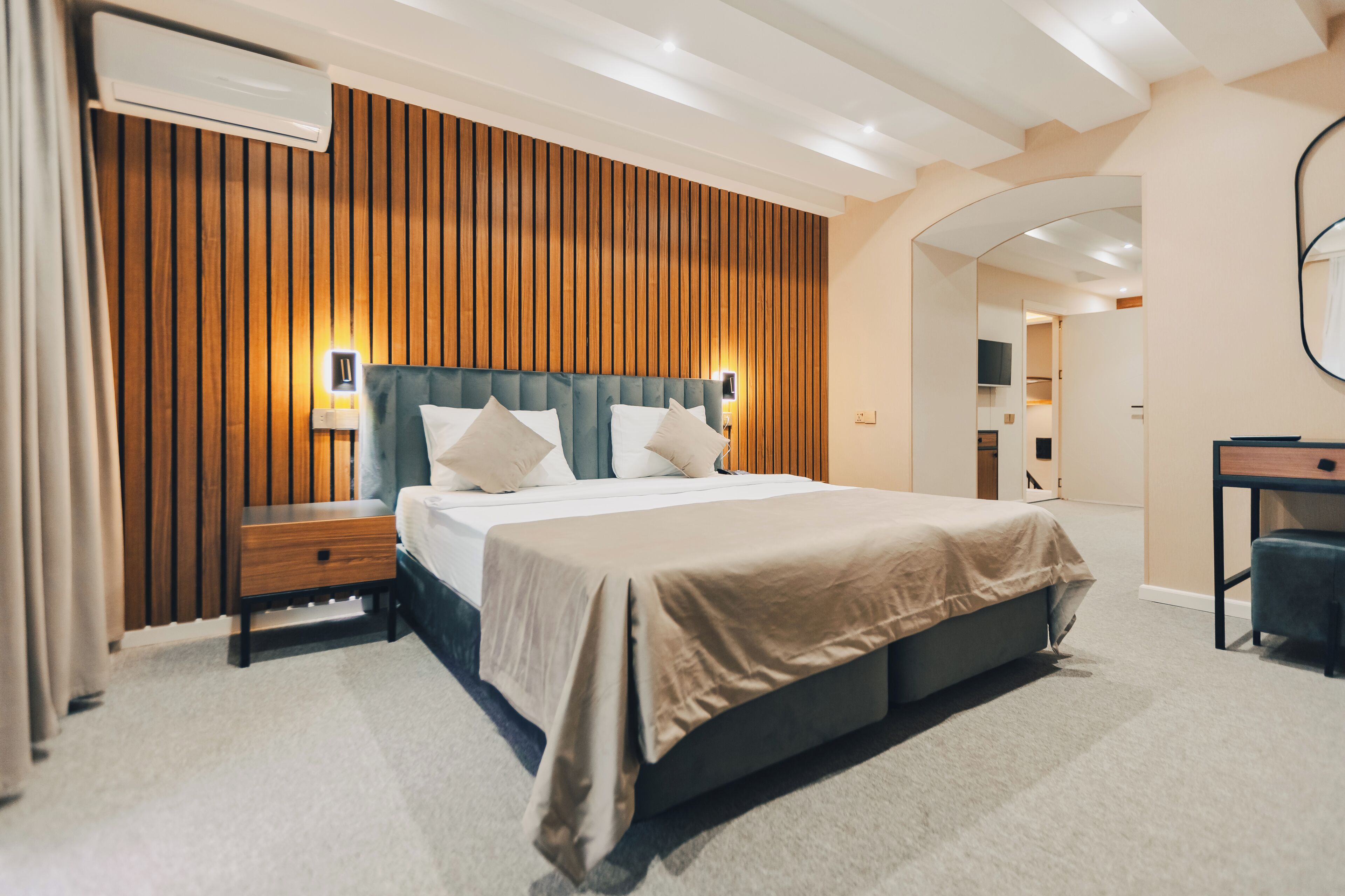 Premium bedding, in-room safe, blackout drapes, soundproofing