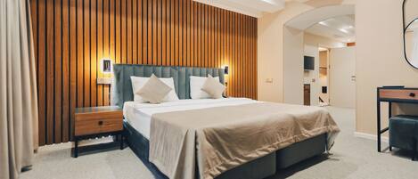 Ropa de cama de alta calidad y caja de seguridad en la habitación