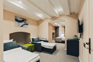 Comfort Triple Room | In-room safe, blackout drapes, soundproofing, iron/ironing board