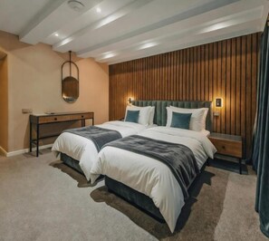 Ropa de cama de alta calidad y caja de seguridad en la habitación 
