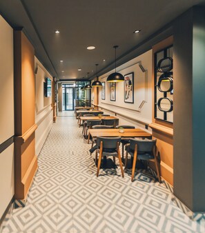 朝食 (ビュッフェ)、毎日提供 (無料)