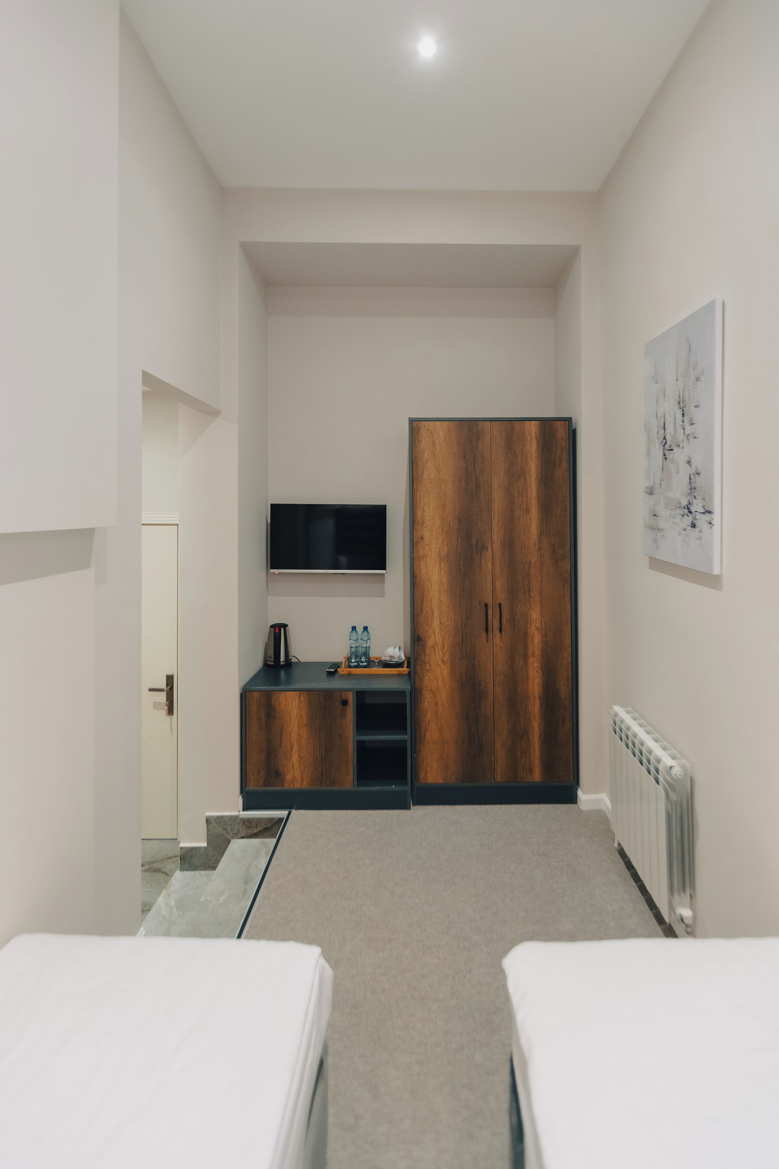 Economy tvåbäddsrum | Sängtillbehör av högsta kvalitet och värdeförvaringsskåp på rummet