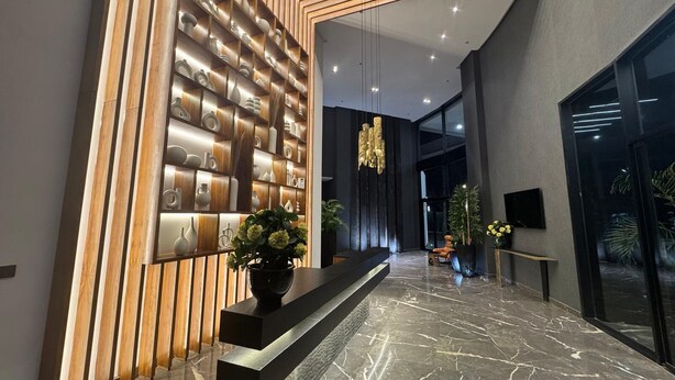 A modern lobby with a wooden wall display, a marble floor, and a chandelier. - Hotel Soho Boutique Casablanca (Casablanca)