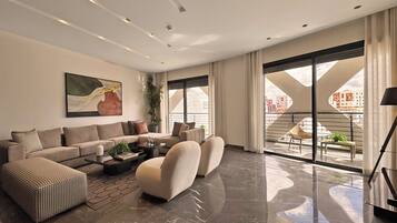 Cofres nos quartos, cortinas blackout, Wi-Fi de cortesia