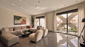 セーフティボックス (室内)、遮光カーテン、WiFi (無料)