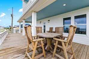 Outdoor dining - Ocean View l Tiki Bar, Deck & Private Beach Access (Port Bolivar)