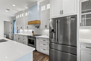 冷蔵庫、電子レンジ、オーブン、コンロ